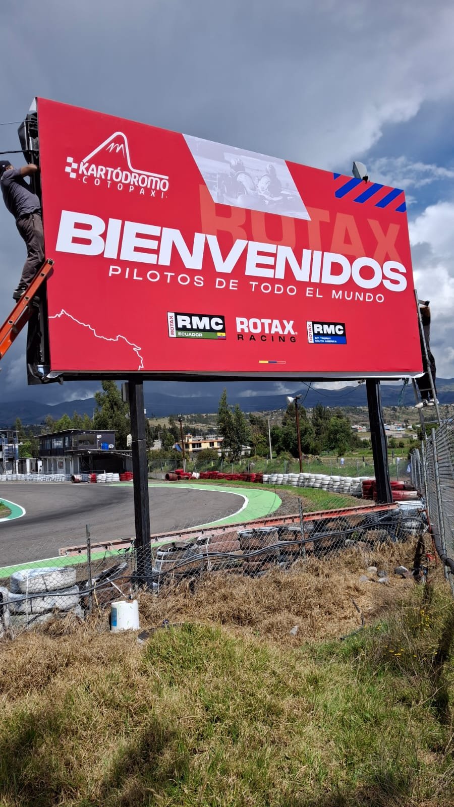 Panel publicitario exterior